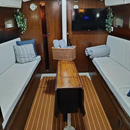 Hotel en barco Abombordo