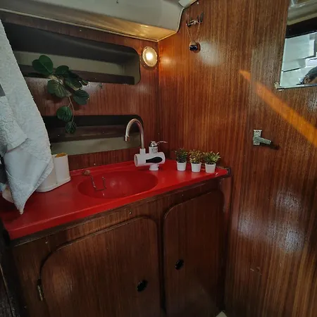 Hotel en barco Abombordo *